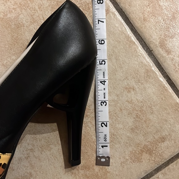 T.U.K. Black Leopard Print Bow Peep Toe with Heart Cut Out Heel size 11 - Picture 5 of 10